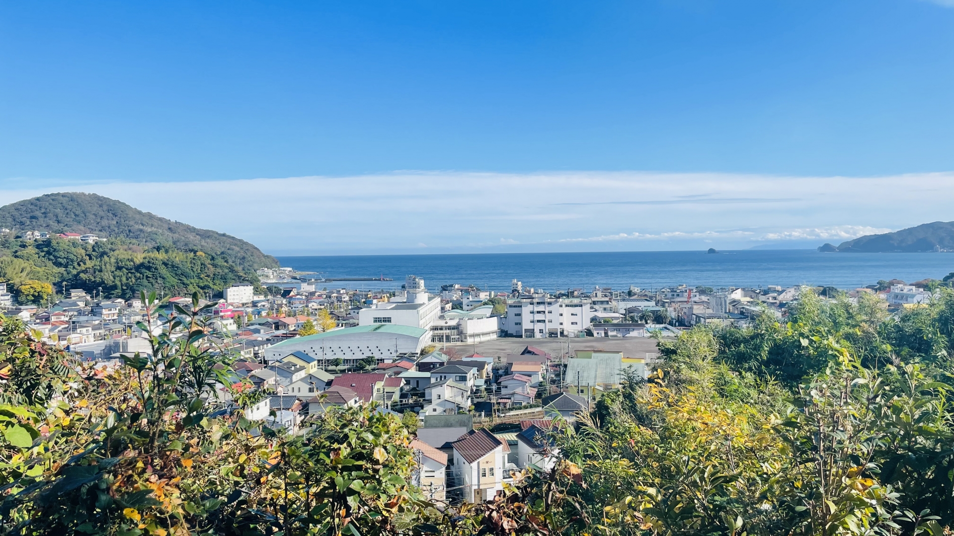 静岡県伊東市の街並みと海の風景